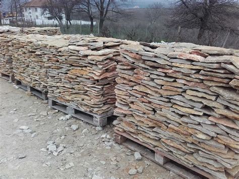 Detaliu cu pardoseală din piatră naturală, prezentând textura și finisajul