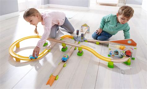 copii jucandu-se cu diverse tipuri de jucarii