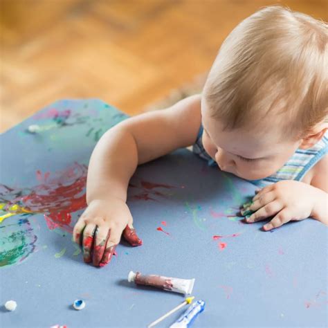 Ilustrație cu un copil care desenează, sugerând o metodă de eliberare a stresului prin artă.