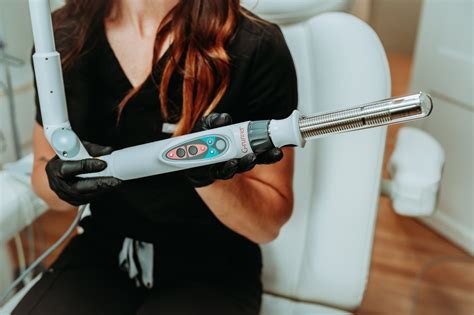 Diagramă care ilustrează acțiunea laserului IntimaLase asupra țesutului vaginal