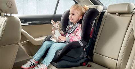 copil așezat în scaunul auto Chicco Around U în sens invers de mers