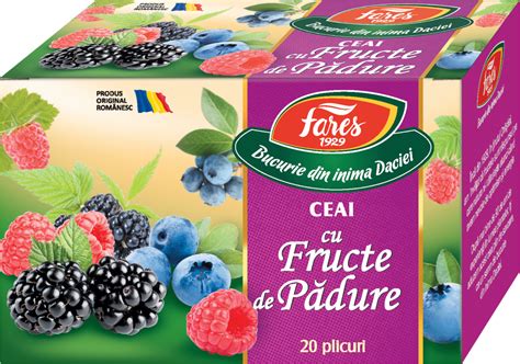 un bol cu iaurt natural și fructe de pădure, o cană cu ceai de plante