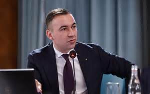 o mamă care alăptează nou-născutul într-o poziție confortabilă, cu sprijin de perne