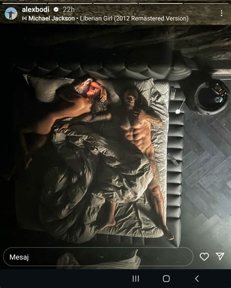 Femeie odihnindu-se în pat, cu nou-născutul alături