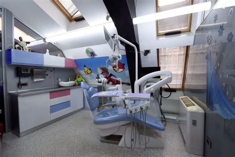 Ilustrație a unui cabinet stomatologic prietenos pentru copii, cu jucării și elemente de decor vesele.