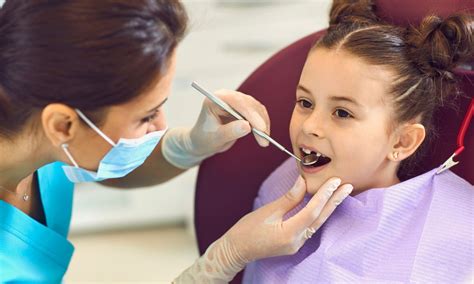 Infografic cu etapele primei vizite la stomatologul pediatru.