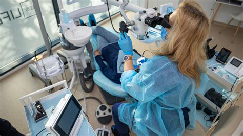 Ilustrație a tehnologiilor moderne utilizate în stomatologie: scanner intraoral, laser dentar, microscop.