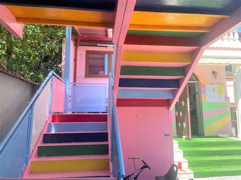 mamă cu nou-născut în brațe, atmosferă caldă și protectoare