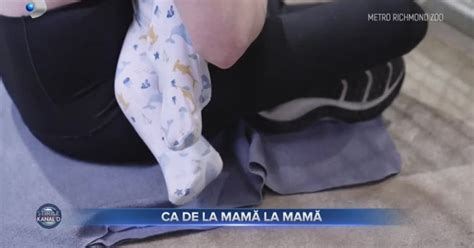 infirmieră ajutând o proaspătă mamă să alăpteze