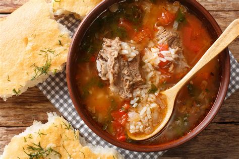 Ilustrație cu o farfurie de ciorbă de vită pentru bebeluși, arătând legumele tăiate mărunt și carnea fiartă.