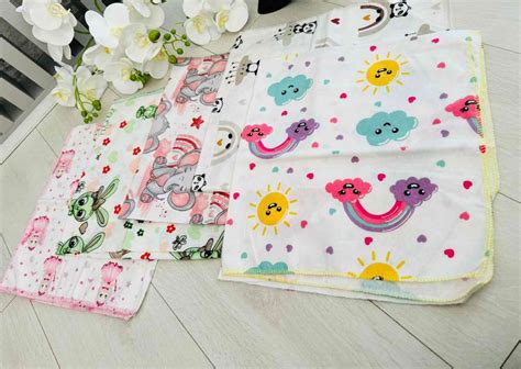 Ilustrație cu un bebeluș fericit într-un scutec din finet, subliniind moliciunea și confortul materialului.