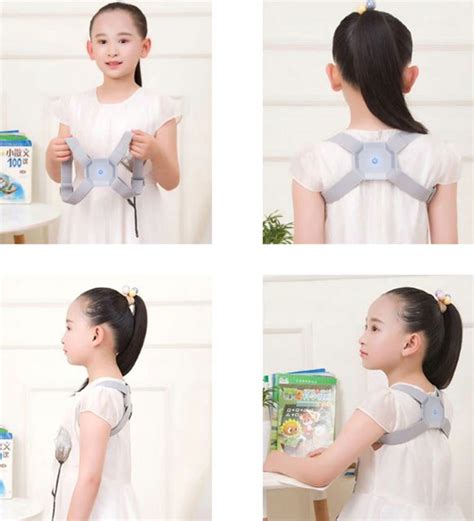 Bebeluș purtând o centură de postură ergonomică