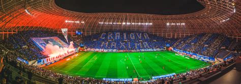 Imagine exterioară a clinicii GynMed din Craiova, cu accent pe intrarea principală.