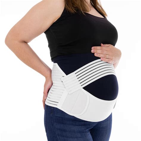 Femeie însărcinată purtând o centură de susținere pentru burtică