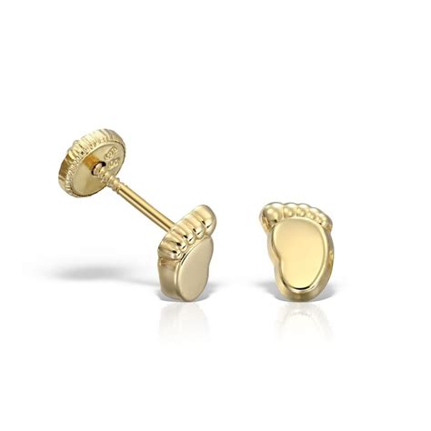 Fotografie cu o pereche de cercei din aur pentru bebeluși, cu un design delicat și strălucitor.