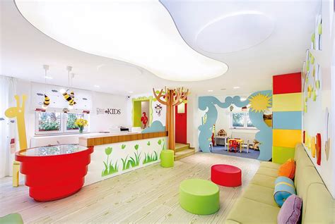 O secțiune dintr-un cabinet stomatologic pentru copii, cu elemente de joc și personaje prietenoase.