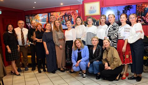 Ilustrație simbolică a legăturii dintre mamă și copil, reprezentând sprijinul oferit de centrul maternal.