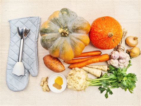 Ingrediente proaspete pentru supa de dovleac: dovleac, morcovi, ceapă, usturoi