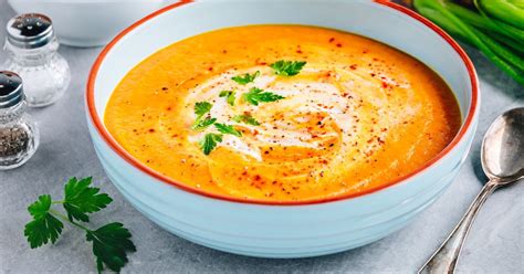 Boluri cu diverse tipuri de supe cremă pentru copii: dovleac, morcov, broccoli