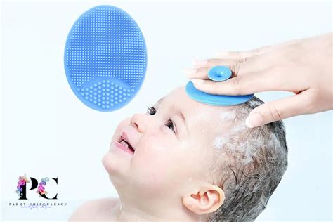 Ilustrație cu o mamă care periază delicat părul bebelușului cu o perie moale.