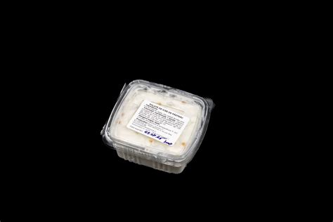 Schiță a unui incubator pentru icre de păstrăv, tip cutie din plastic, cu flux de apă în trepte.