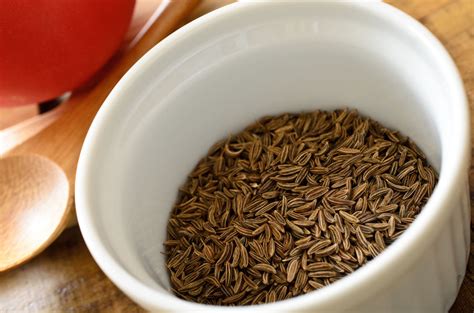 Semințe de chimen și o ceașcă de ceai de chimen