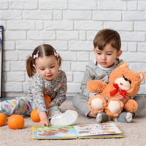 O mamă care alăptează un bebeluș, cu o ceașcă de ceai de chimen pe o măsuță