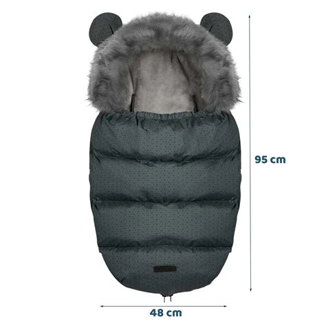 Fotografie cu un cărucior echipat cu sac de iarnă și mănuși asortate