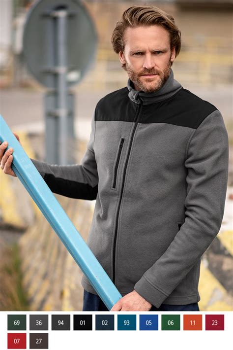 Galerie foto cu diverse articole vestimentare din polar fleece: jachete, veste, pantaloni, accesorii.