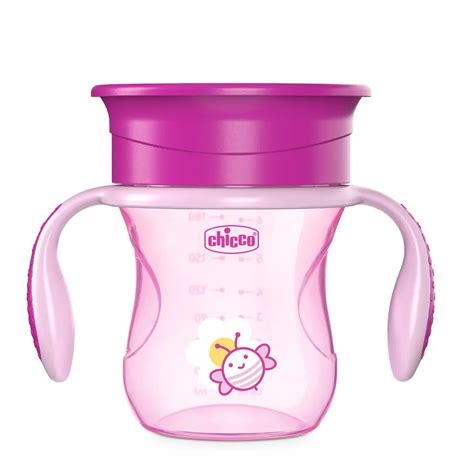 Copil care bea dintr-o sticlă Chicco Perfect Cup, demonstrând sistemul anti-vărsare