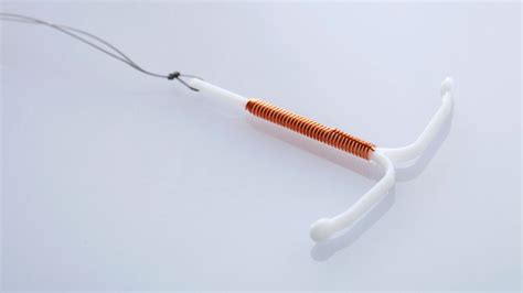 Ilustrație schematică a steriletului de tip T, cu menționarea componentelor (cupru/hormon).