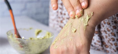 ilustrație cu aplicarea unei cataplasme de cartofi pe frunte