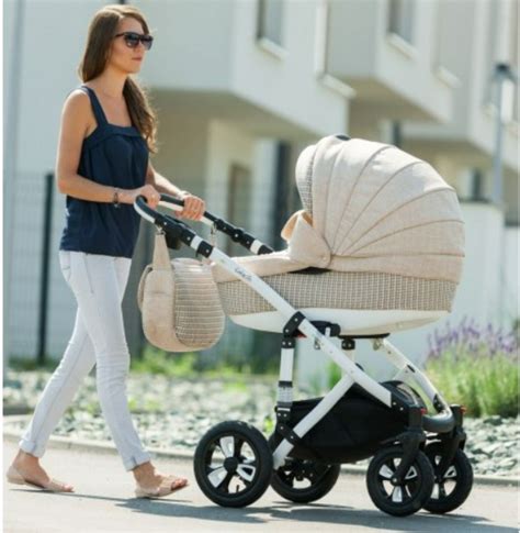 Ilustratie cu un carucior 3 in 1 in actiune, pe un drum denivelat, cu bebelusul asezat confortabil.