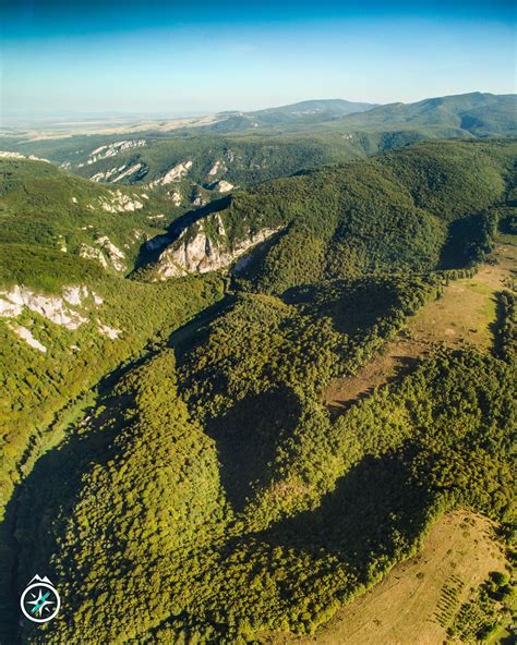 Peisaj dramatic al Porților de Fier, cu stânci abrupte și apele învolburate ale Dunării