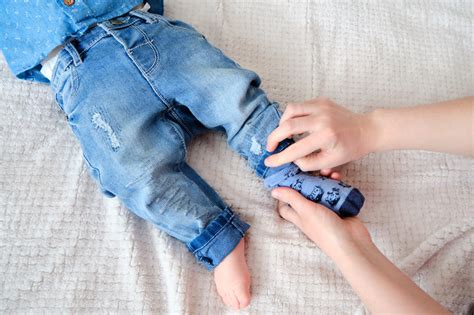 Ilustrație schematică a stratificării hainelor pentru bebeluși în funcție de anotimp.