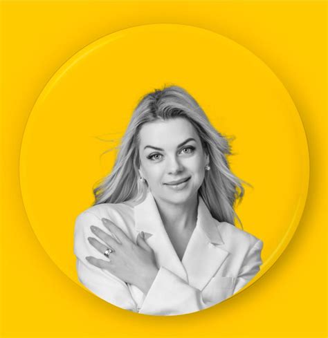 Bebeluș de 5 luni care se ridică în șezut, sprijinindu-se pe palme