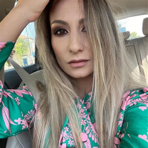 Bebeluș de 8 luni apucând o bucățică de mâncare cu degetul mare și arătătorul