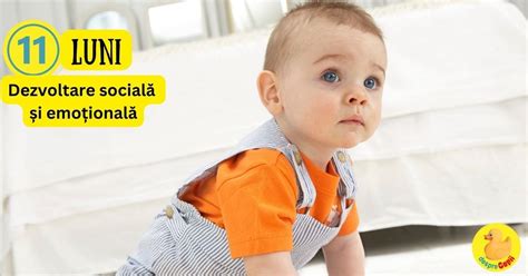 Bebeluș de 11 luni care se ridică în picioare sprijinindu-se de o canapea