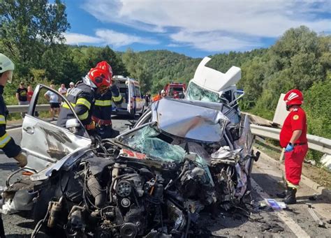 Bebeluș de 2 luni care face tummy time, ridicând capul și privindu-și părintele