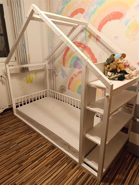 Fotografie cu un pat Montessori în formă de căsuță