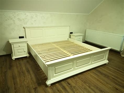 Fotografie cu un pat alb din lemn de pin cu barieră