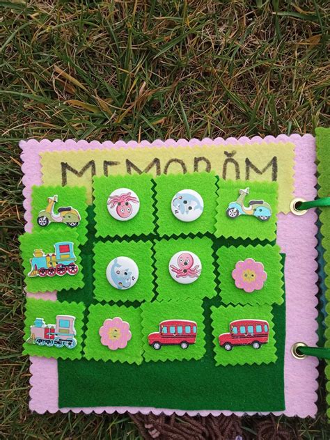 Copii de vârste diferite interacționând cu cărți senzoriale și tactile.