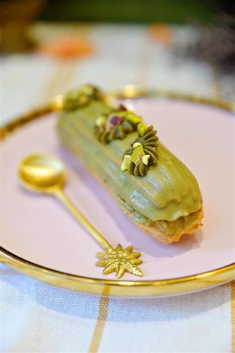 Imagine cu o selecție de deserturi individuale (monoporții) cu glazură strălucitoare, prezentate elegant.