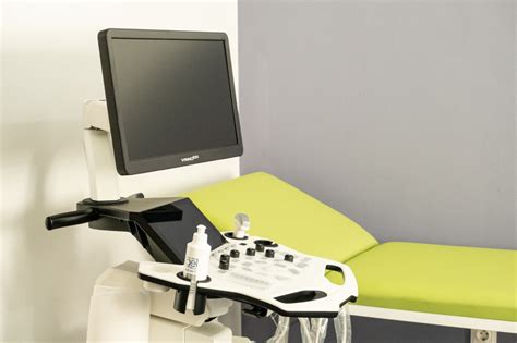 Fotografie cu echipamente medicale moderne utilizate în cabinet (ecograf, colposcop).