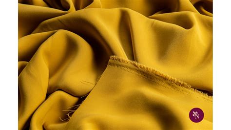 Ilustrație comparativă a scaunelor la bebelușii alăptați (galben muștar, cremos, cu bobițe albe) și cei hrăniți cu formulă (mai dens, mai închis la culoare).