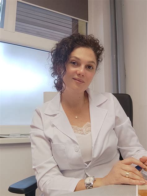 Fotografie a Dr. Alexandra Stroia, medic specialist în recuperare medicală