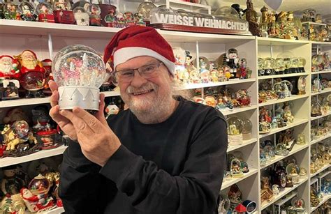 O colecție de ilustrații stilizate reprezentând diferite metode populare de ghicire a sexului: o burtă rotundă, o inimă cu un puls rapid, un pendul.