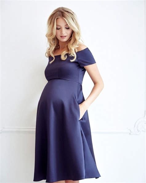 Ilustrație cu diverse articole de îmbrăcăminte pentru gravide: rochii, colanți, topuri, haine de alăptare, costume de baie și lenjerie.