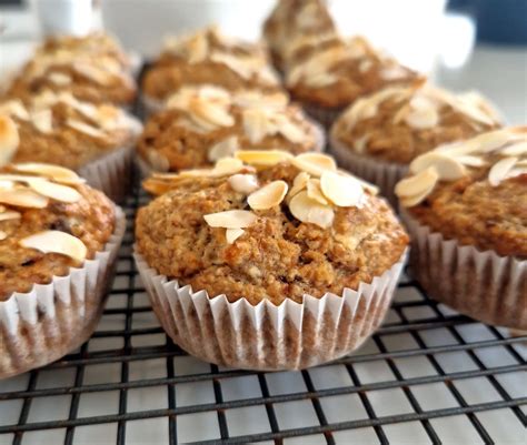 Brioșe cu banane și ovăz, gata coapte, aranjate pe un platou