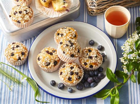 Brioșe cu ovăz și afine, cu câteva afine vizibile pe suprafață